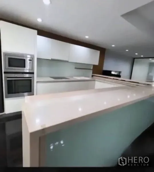 ทาวน์เฮาส์ ขายในKhlong Toei, Bangkok - ครัวโทนขาวเคาน์เตอร์ยาว พร้อมเตาอบและไมโครเวฟบิวท์อิน