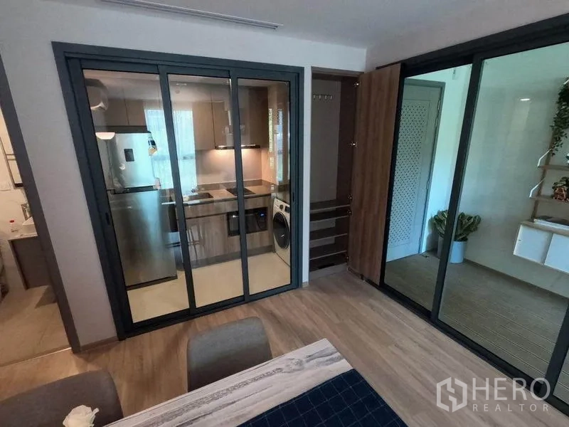 คอนโด ให้เช่าหรือขายในWatthana, Bangkok - ครัวปิดผนังกระจกพร้อมเครื่องใช้ไฟฟ้า ตู้เย็น และเครื่องซักผ้าอบ