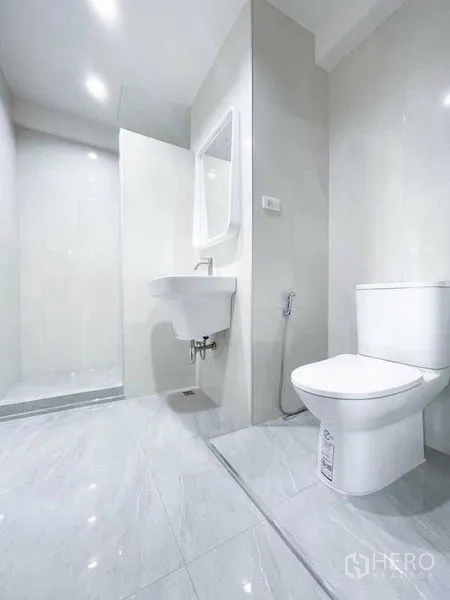 คอนโด ให้เช่าหรือขายในKhlong Toei, Bangkok - ห้องน้ำที่สอง พร้อมฝักบัว อ่างล้างหน้า และผนังกระเบื้องมันวาว