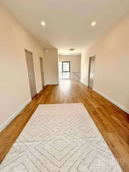 บ้าน ขายในLat Krabang, Bangkok - โถงชั้นบนยาว พื้นไม้ ไฟฝังฝ้า และพรม