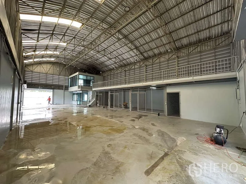 คลังสินค้า ให้เช่าในPak Kret, Nonthaburi - พื้นผลิตกว้าง ทางเดินชั้นลอยและประตูม้วนหลายบาน