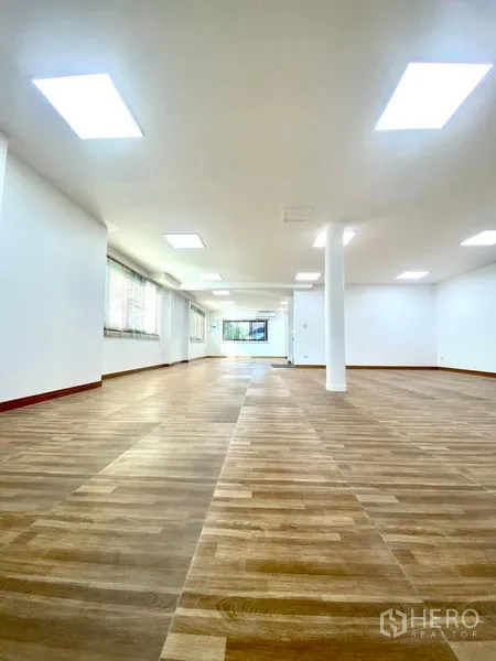 Townhouse for rent in Prawet, Bangkok - Expansive multipurpose room with wood flooring and ceiling lights.