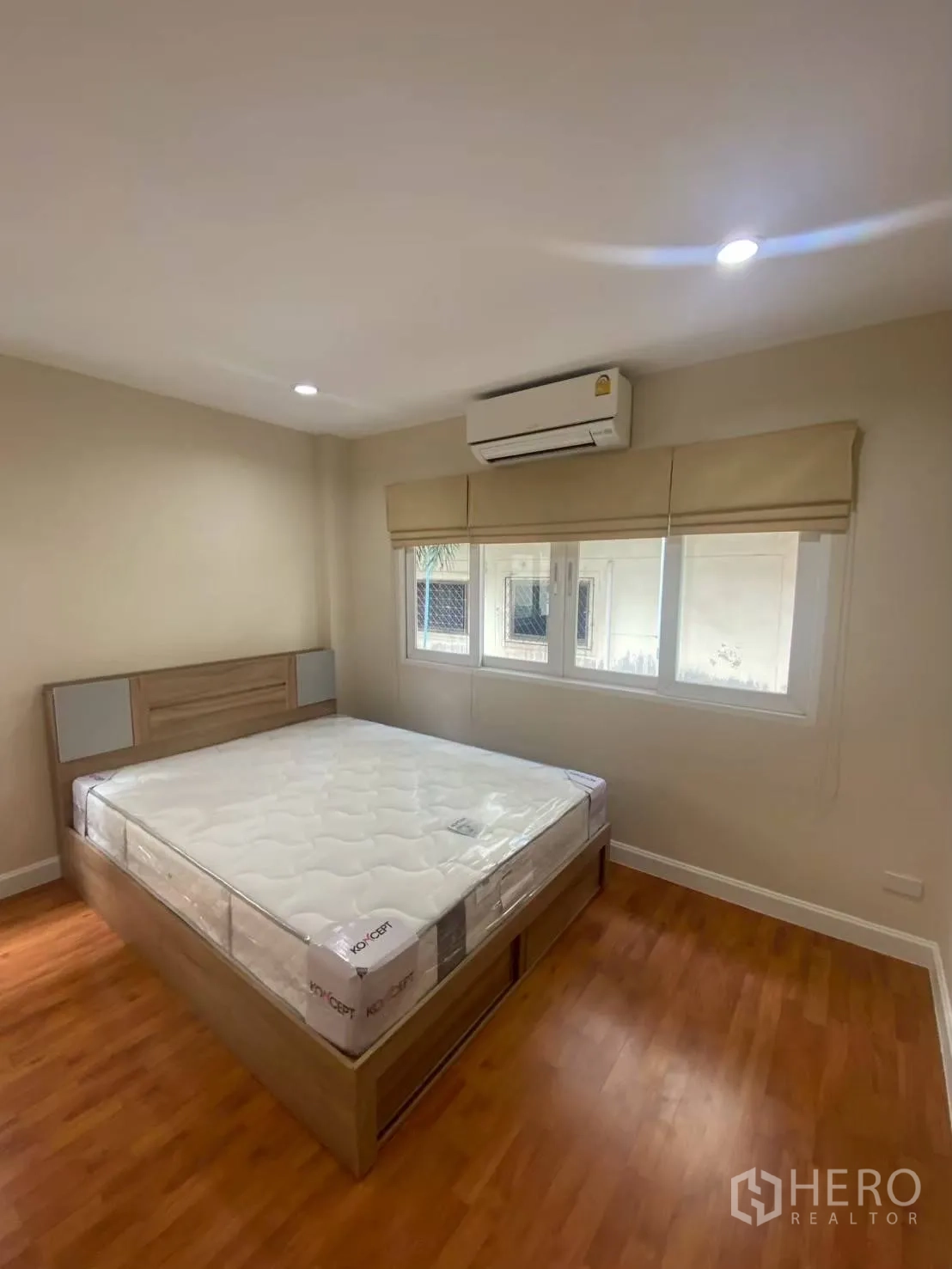 Townhouse for rent in Bang Kapi, Bangkok - Bedroom with new mattress, windows, and air conditioning.