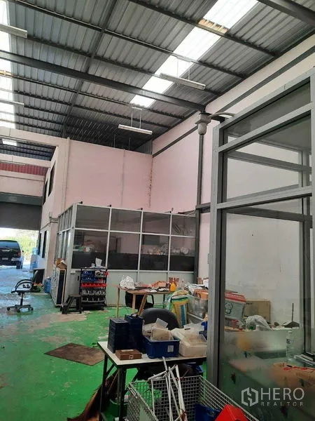 货栈 出售在Samut Prakan - 室内望向出入口，可见隔间与设备。