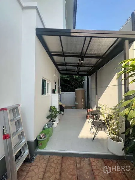 บ้าน ให้เช่าในBang Kapi, Bangkok - พื้นที่ซักล้างมีหลังคา ปูพื้นกระเบื้อง พร้อมกระถางต้นไม้