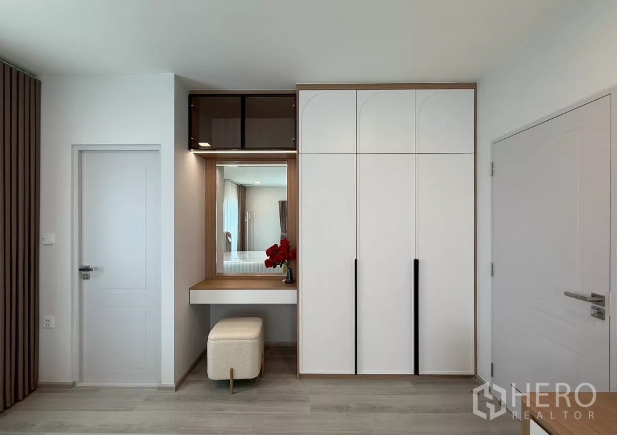 Detached House for rent in Bang Phli, Samut Prakan - Bedroom dressing area with built-in closet, mirror and vanity stool