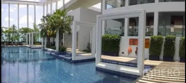 公寓 出售在Phaya Thai, Bangkok - 公寓户外游泳池，现代白色框架造型，棕榈与日光甲板。