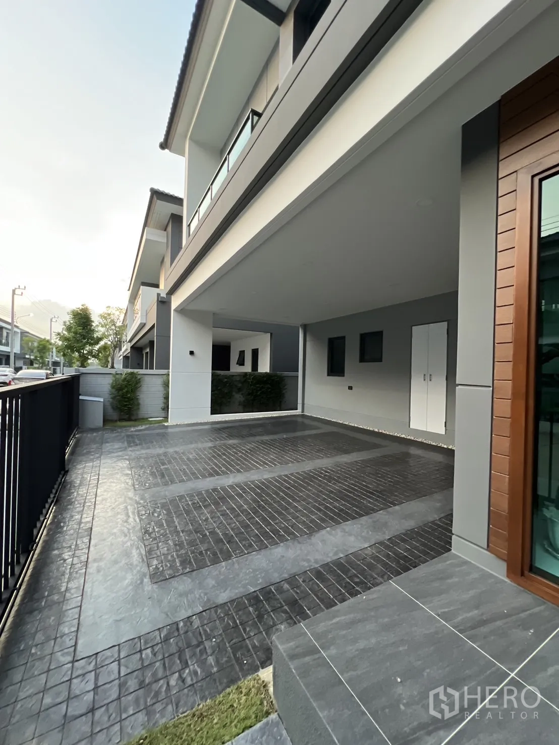 บ้าน ให้เช่าในBang Phli, Samut Prakan - ที่จอดรถในร่มปูพื้นกระเบื้อง รองรับรถได้ 3 คัน มีระเบียงชั้นบน