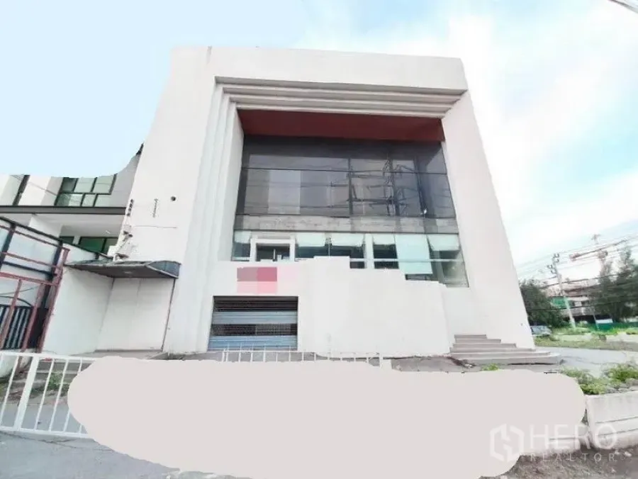 店屋 出租在Bang Na, Bangkok - 邦那区店屋外观，双层挑高玻璃立面与宽阔台阶，临街醒目。