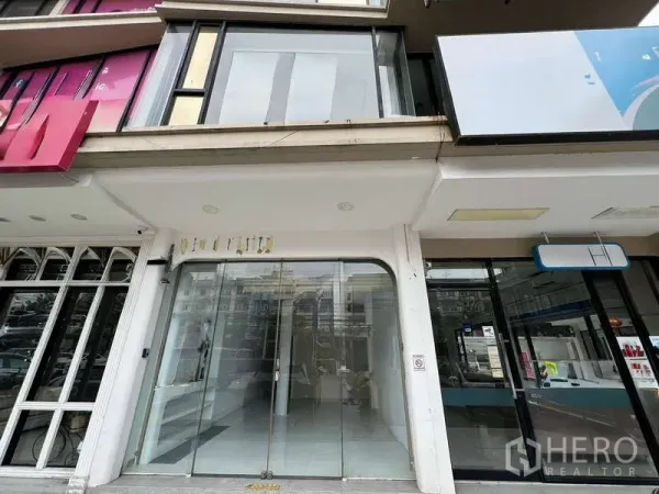 Home Office for rent in Suan Luang, Bangkok - Street-level glass storefront and balcony of a multi-storey home office in Suan Luang, Bangkok.