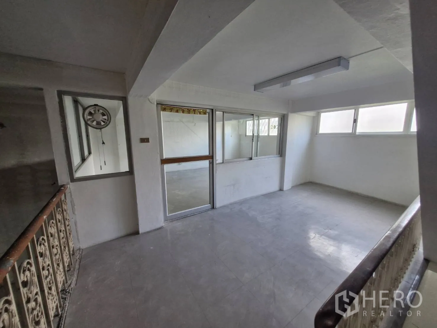 อาคารพาณิชย์ ให้เช่าในYan Nawa, Bangkok - โถงชั้นบนพร้อมหน้าต่างบานเลื่อนและไฟฟลูออเรสเซนต์