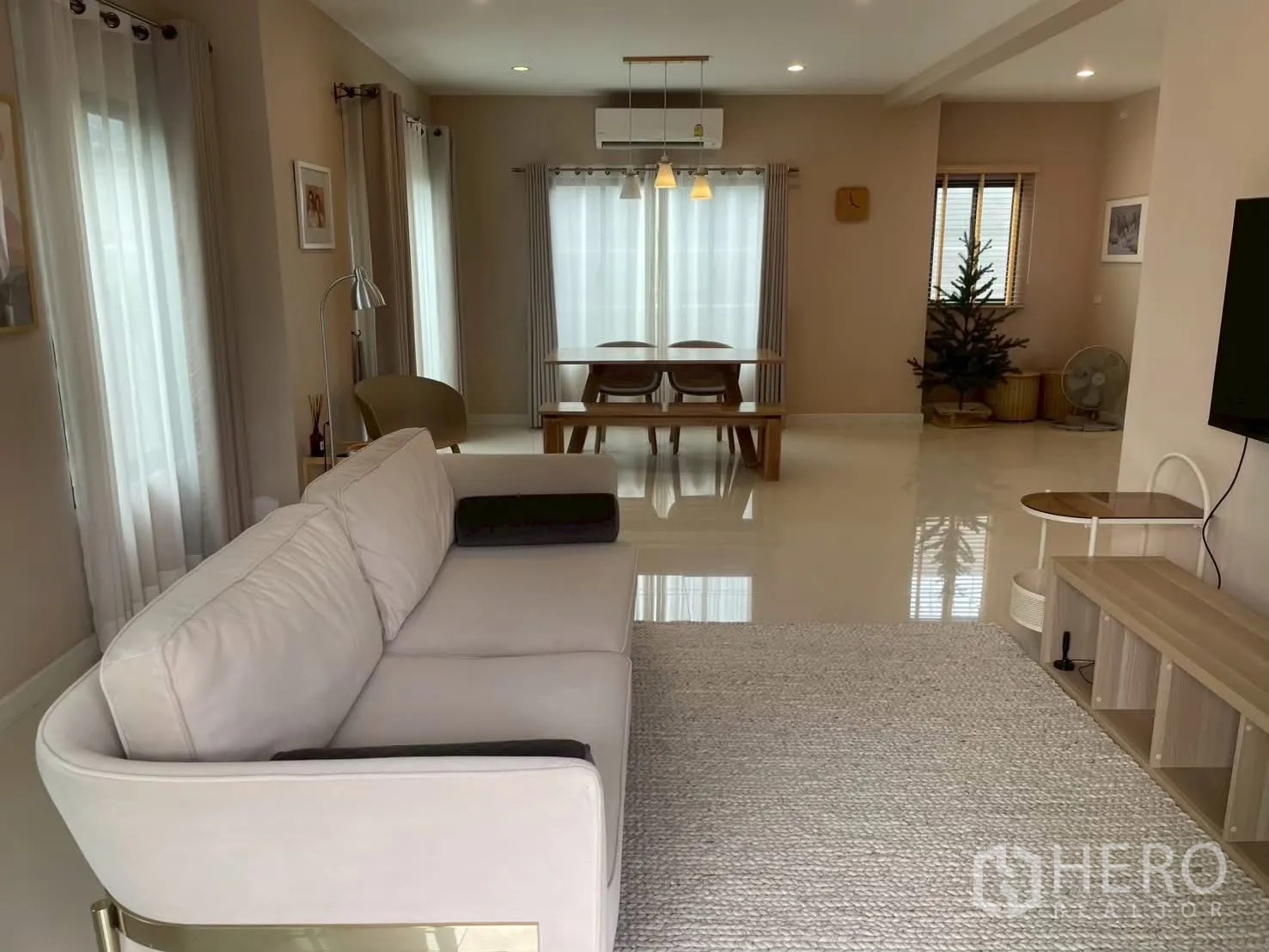 Detached House for rent in Bang Phli, Samut Prakan - Wide living-dining space with sofa, bench dining set and bright windows.