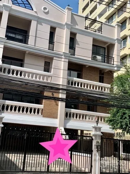 สำนักงานที่บ้าน ให้เช่าในKhlong Toei, Bangkok - อาคารภายนอกสไตล์โลว์ไรส์ มีระเบียง แนวอิฐ และประตูรั้วหน้าในย่านนานา