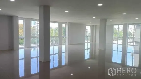 สำนักงานที่บ้าน ขายในHuai Khwang, Bangkok - ชั้นสำนักงานโปร่งสว่าง กระจกเต็มบาน พื้นกระเบื้องเงา ไฟฝังฝ้า มองเห็นพื้นที่สีเขียว