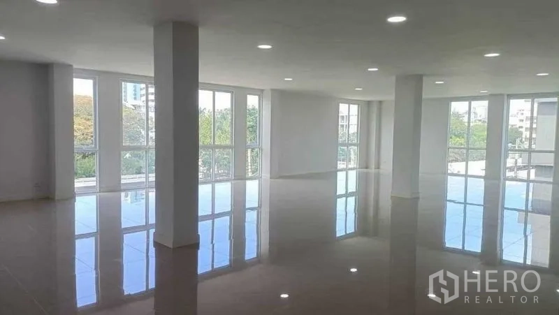 สำนักงานที่บ้าน ขายในHuai Khwang, Bangkok - ชั้นสำนักงานโปร่งสว่าง กระจกเต็มบาน พื้นกระเบื้องเงา ไฟฝังฝ้า มองเห็นพื้นที่สีเขียว