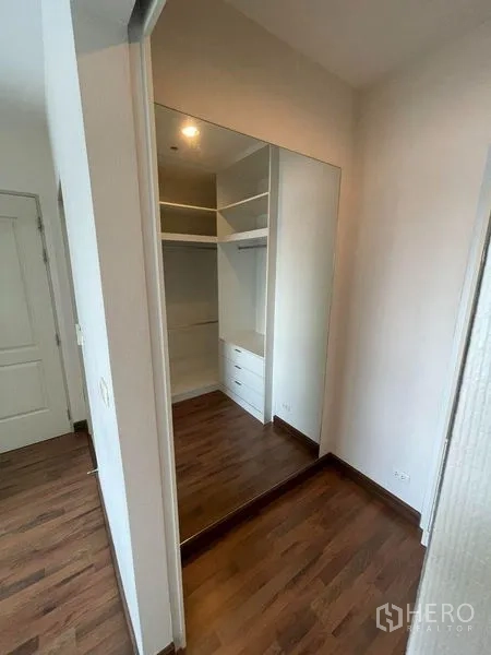 คอนโด ขาย - มุมแต่งตัวกระจกเต็มตัว พร้อมตู้เสื้อผ้าบานเลื่อน