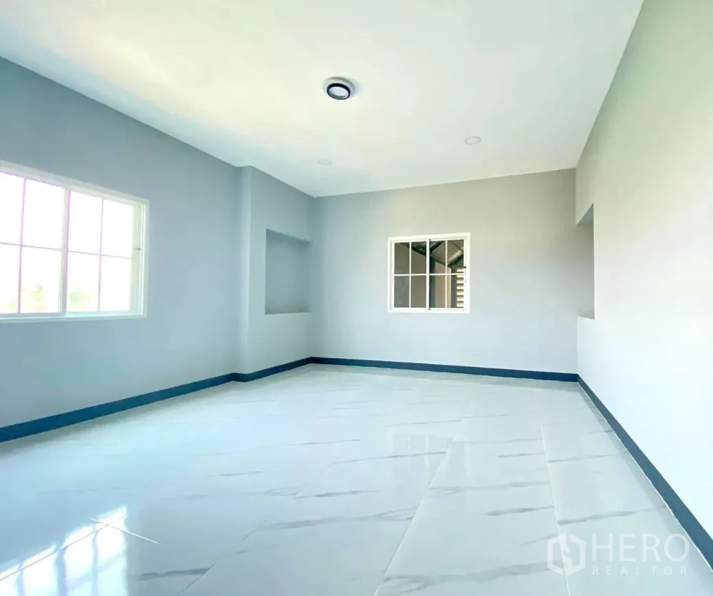 工厂 出租或出售在Bang Bua Thong, Nonthaburi - 宽敞卧室，墙面凹槽与亮白地面。