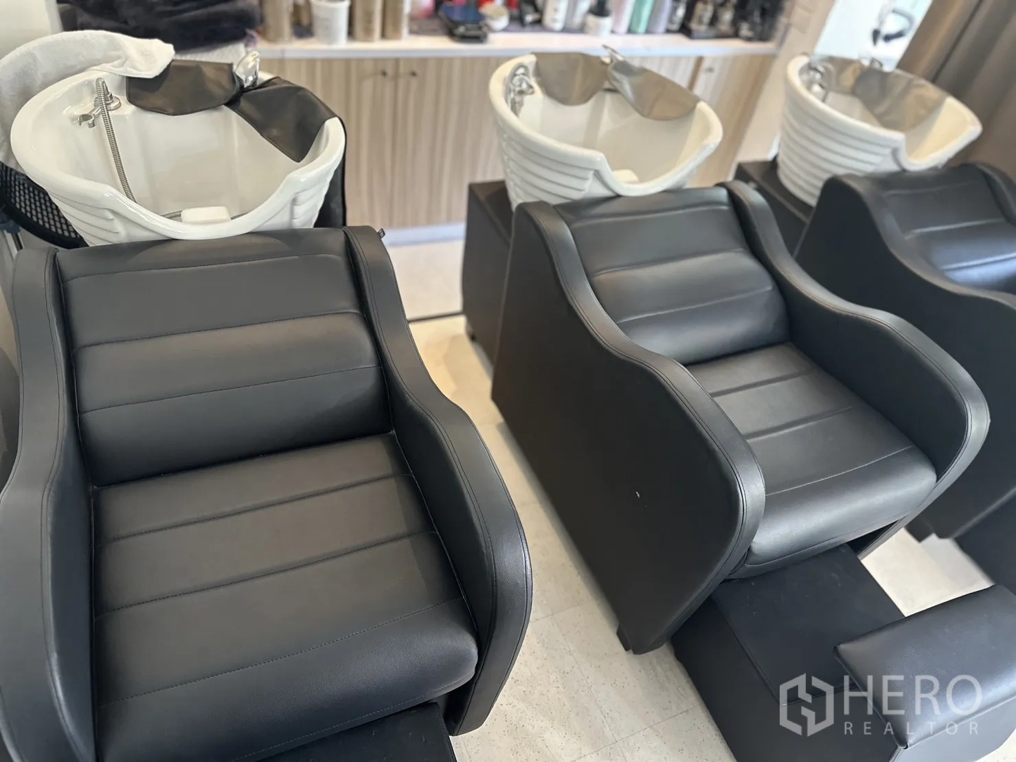 零售空间 出租在Khlong Toei, Bangkok - 黑色洗头椅与白色陶瓷盆特写