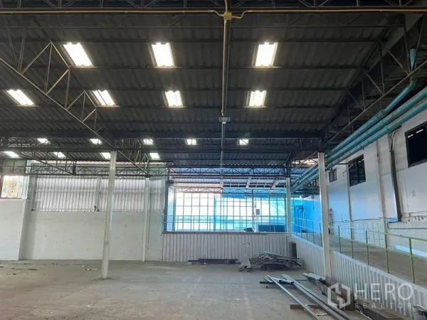 คลังสินค้า ให้เช่าในSamut Prakan - ช่วงเสาสูงพร้อมไฟบนหลังคา ท่อระบายอากาศ และทางลาดโหลดสินค้าภายในโกดัง