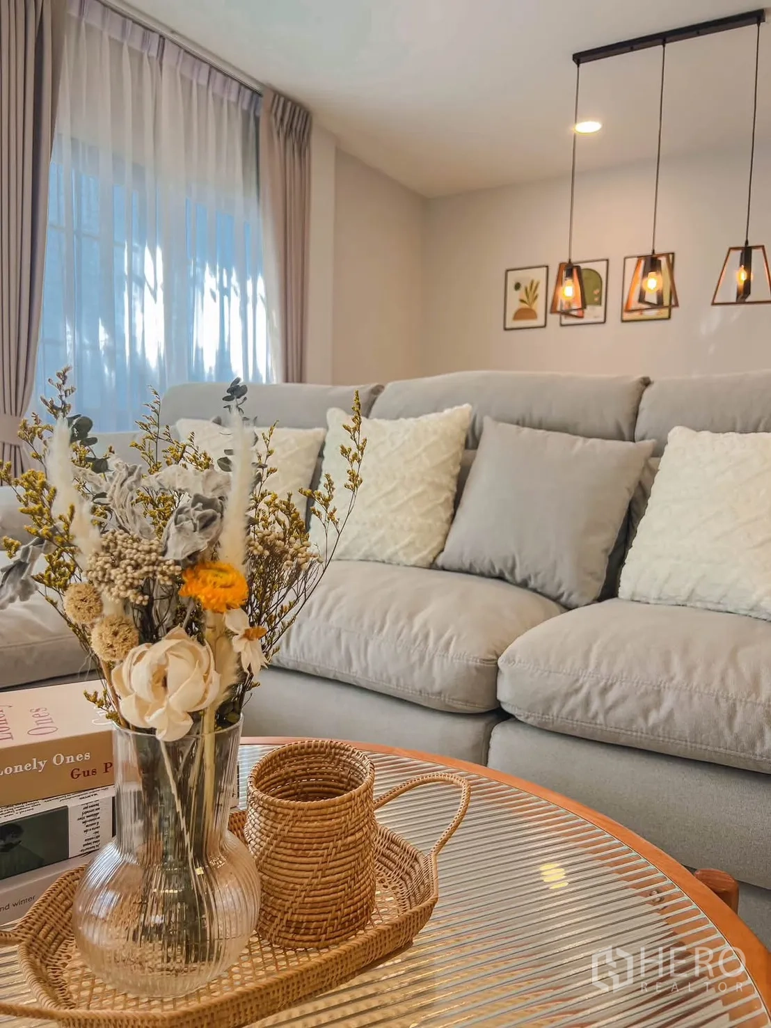 独栋房屋 for rent in Bang Phli, Samut Prakan - 两层独栋外观，斜屋顶，带围栏、车道与有顶车位，蓝天映衬。