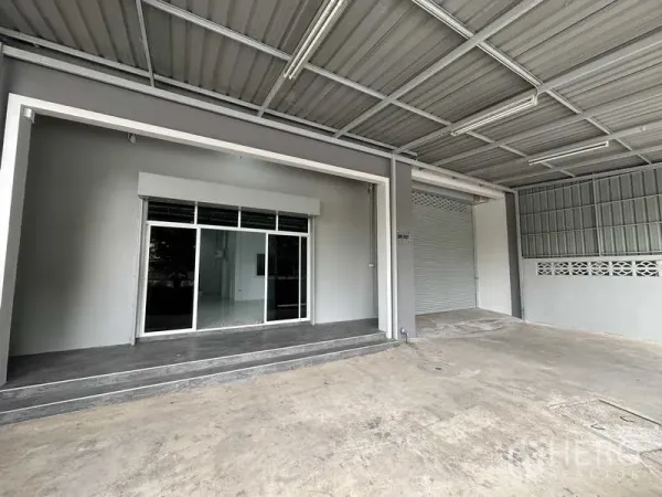 โรงงาน ให้เช่าในNonthaburi - ลานขนถ่ายสินค้ามีหลังคา พร้อมประตูกระจกทางเข้าออฟฟิศและประตูม้วนขนาดใหญ่