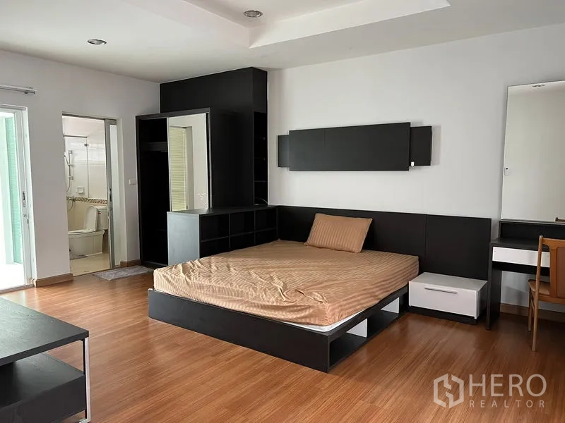 ทาวน์เฮาส์ ให้เช่าในSaphan Sung, Bangkok - ห้องนอนหลักกว้าง เตียงแพลตฟอร์มและตู้บิลท์อิน เชื่อมต่อห้องน้ำในตัว