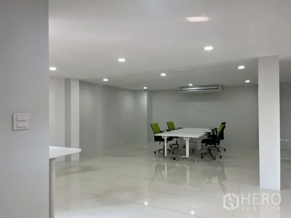 สำนักงาน ให้เช่าในPrawet, Bangkok - พื้นที่ทำงานโล่ง โต๊ะประชุมและเก้าอี้สีเขียว พร้อมแสงไฟและเครื่องปรับอากาศ