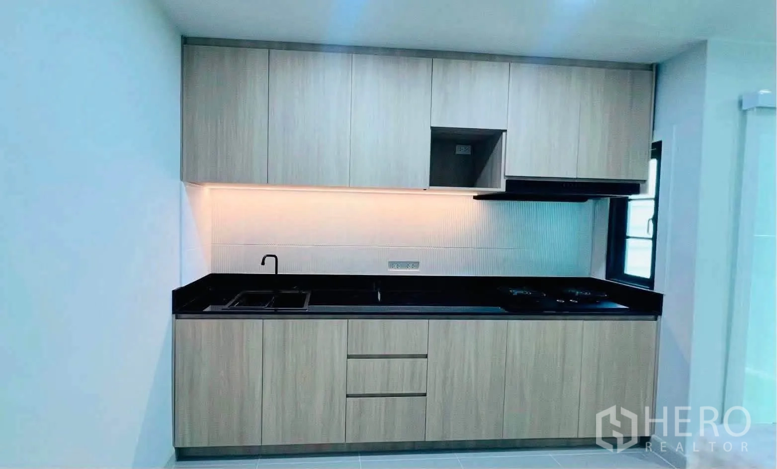 ทาวน์เฮาส์ for rent in Bang Phli, Samut Prakan - ครัวบิวท์อินหลัก ตู้เก็บของมาก ท็อปหินแกรนิตสีดำ เตาและเครื่องดูดควัน