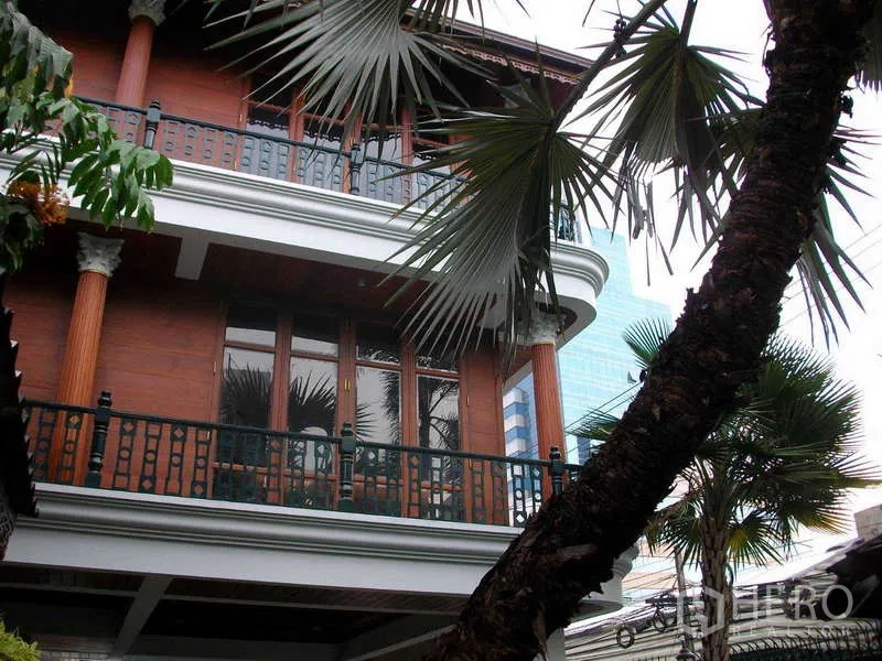 ทาวน์เฮาส์ ให้เช่าในKhlong Toei, Bangkok - ด้านหน้าทาวน์เฮ้าส์ไม้ 3 ชั้น ระเบียงรอบบ้าน ท่ามกลางต้นปาล์ม