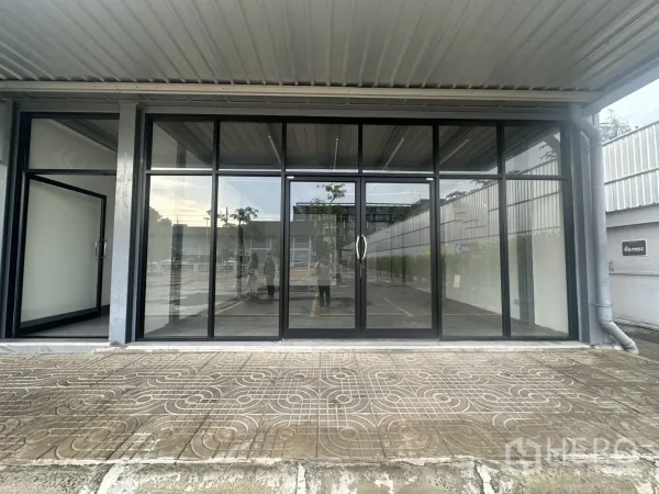 พื้นที่ขายปลีก ให้เช่า - หน้าร้านชั้นล่างผนังกระจกเต็มบาน ทางเดินมีหลังคา พร้อมที่จอดรถหน้าอาคาร