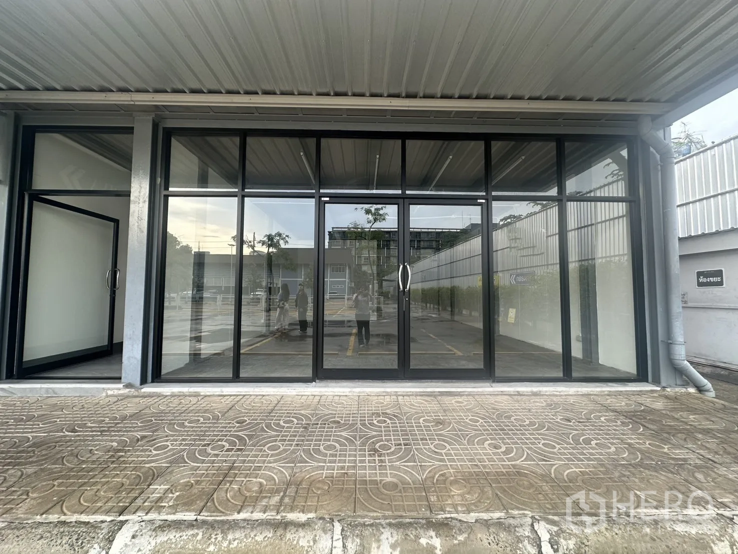 พื้นที่ขายปลีก ให้เช่า - หน้าร้านชั้นล่างผนังกระจกเต็มบาน ทางเดินมีหลังคา พร้อมที่จอดรถหน้าอาคาร