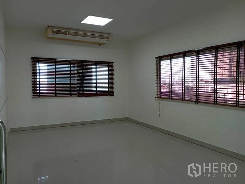 Office Space for rent in Khlong Toei, Bangkok - Light-filled office with multiple windows, horizontal blinds and ceiling-mounted AC.