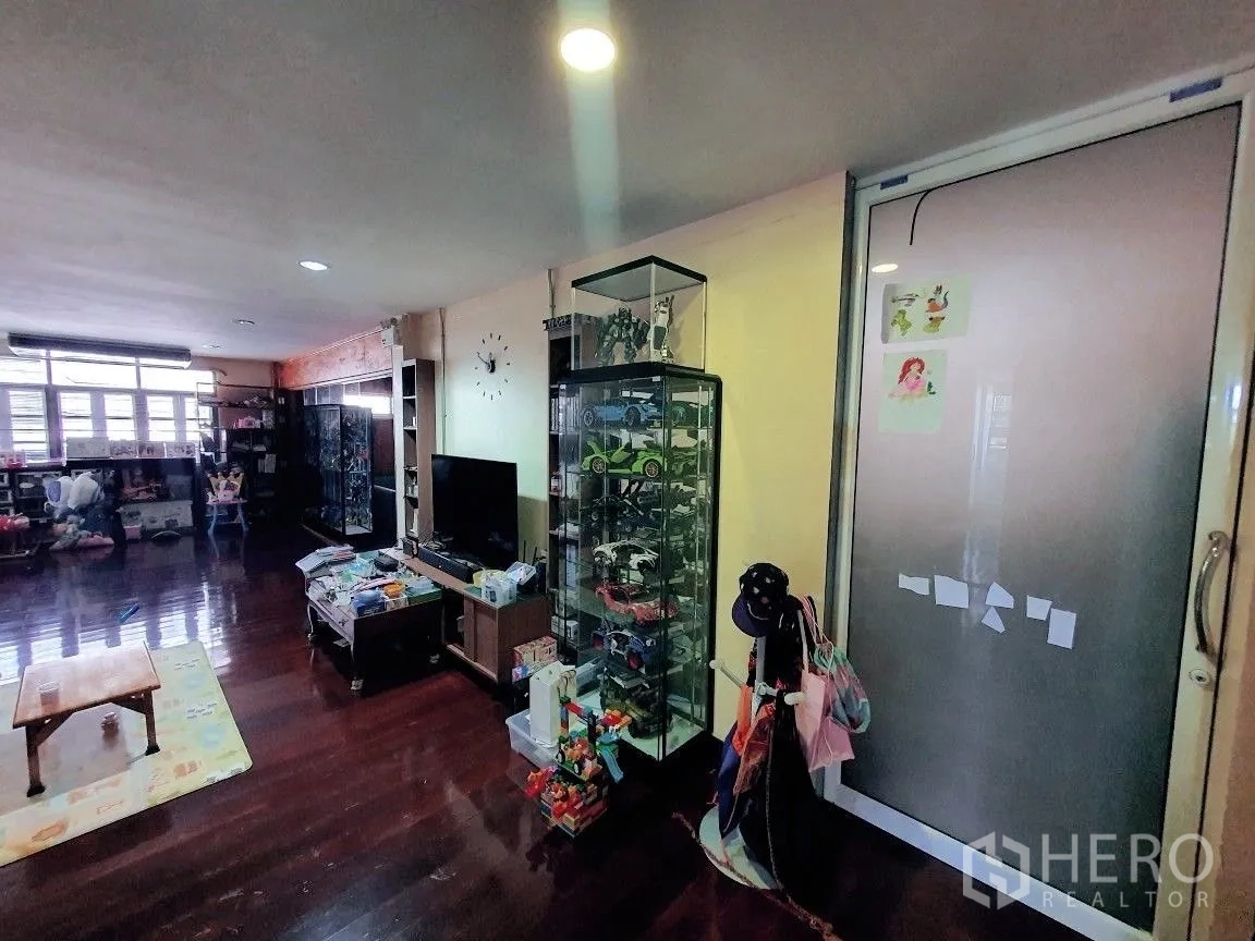 货栈 出租在Lam Luk Ka, Pathum Thani - 客厅区，有电视与陈列柜，木地板光亮