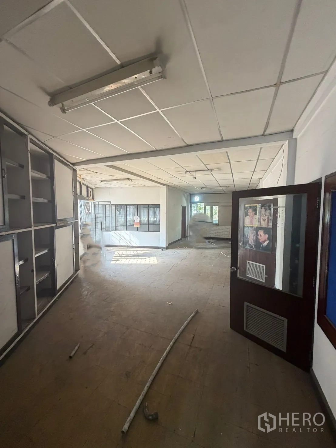 Shophouse for rent in Watthana, Bangkok - Upper-floor room with old built-in shelves and worn flooring.