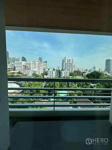 อพาร์ทเมนท์ ให้เช่าในKhlong Toei, Bangkok - วิวเมืองจากระเบียง เห็นพื้นที่สีเขียวและเส้นขอบฟ้าในกรุงเทพฯ