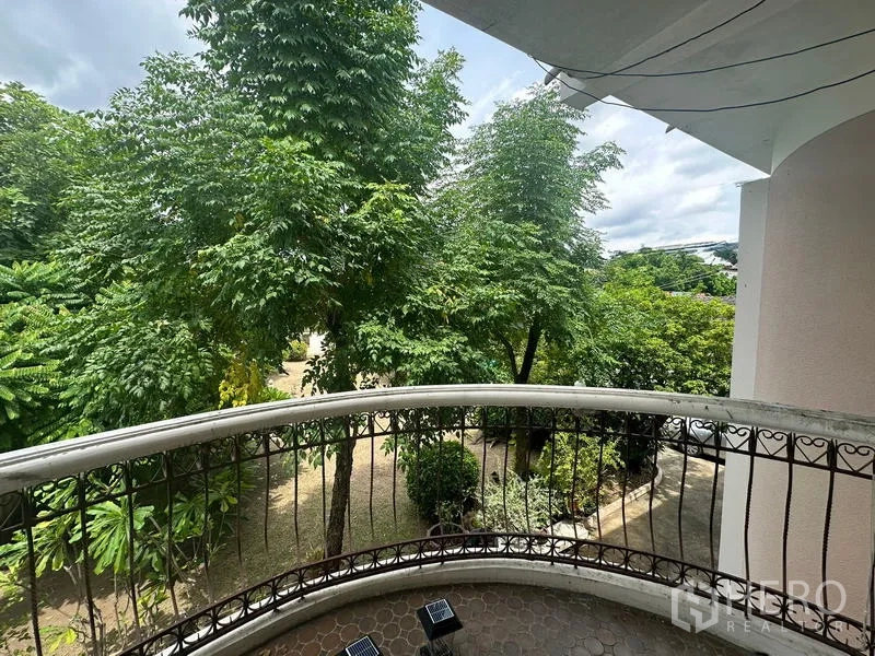 บ้าน ขายในPhra Khanong, Bangkok - วิวจากระเบียงชั้นบน เห็นต้นไม้เขียวครึ้มและสวนจัดแต่ง