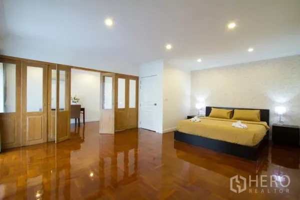 อพาร์ทเมนท์ ให้เช่าในWatthana, Bangkok - ห้องนอนกว้างเตียงคิงไซส์ ตู้เสื้อบิลท์อินบานกระจก ไฟดาวน์ไลต์ และพื้นไม้