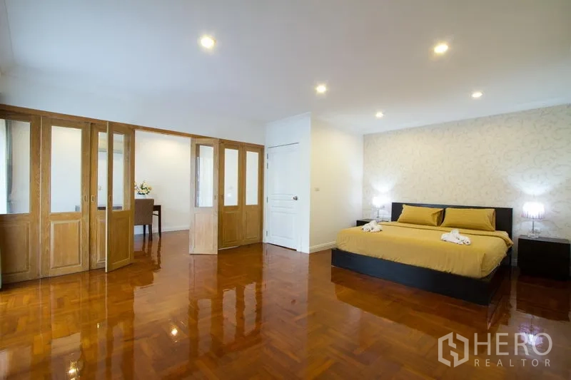 อพาร์ทเมนท์ ให้เช่าในWatthana, Bangkok - ห้องนอนกว้างเตียงคิงไซส์ ตู้เสื้อบิลท์อินบานกระจก ไฟดาวน์ไลต์ และพื้นไม้