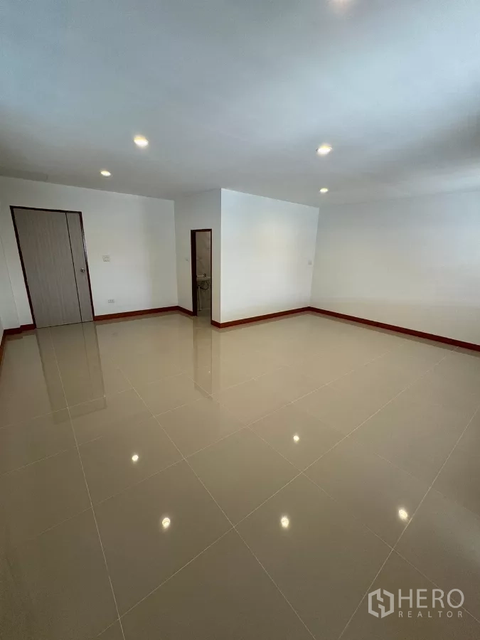 Warehouse for rent in Bang Khun Thian, Bangkok - Upper-floor office room featuring a private ensuite bathroom.