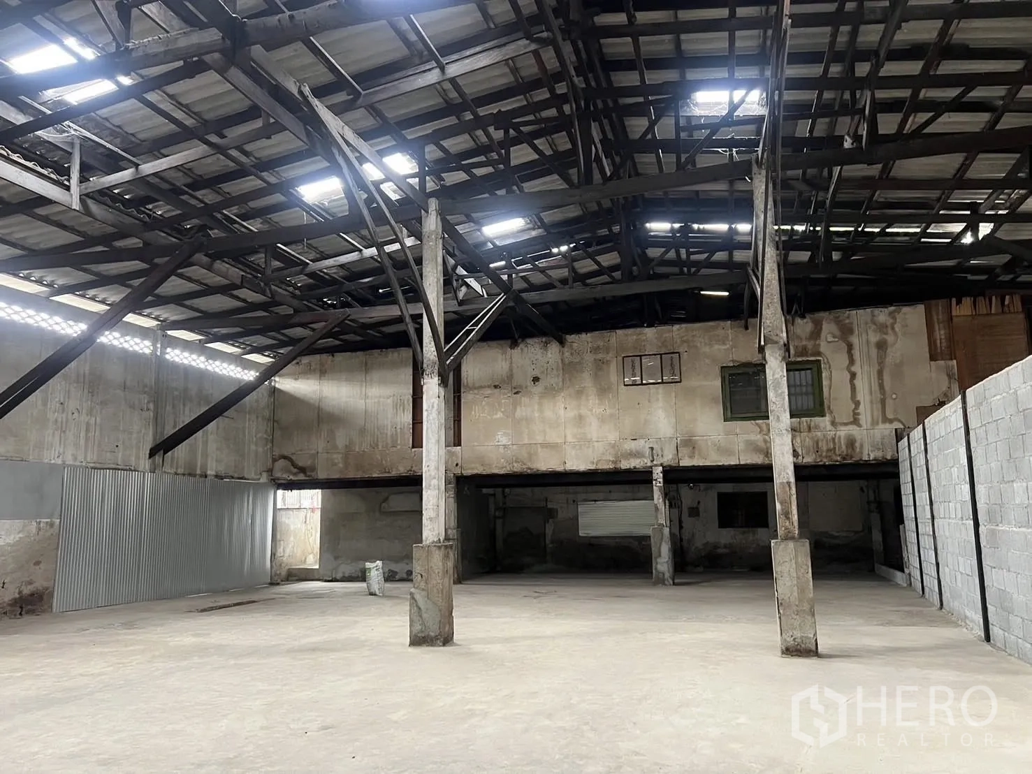 Warehouse for rent in Phra Pradaeng, Samut Prakan - High-roof warehouse bay with exposed trusses and wide clear floor space.