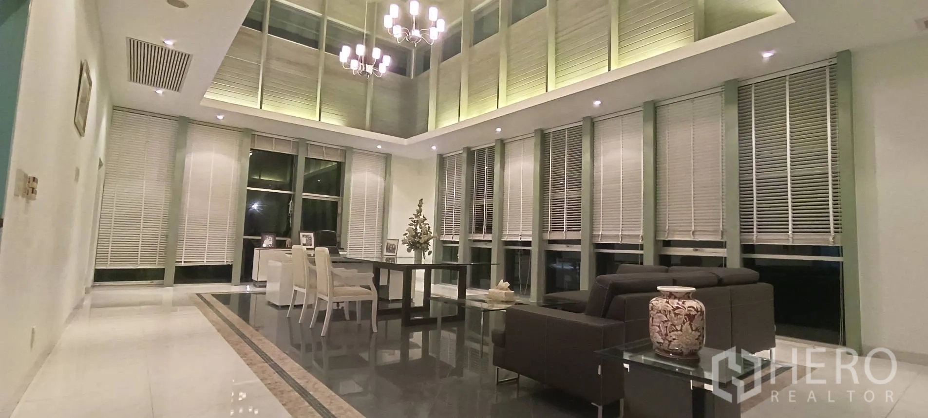 工厂 出售在Mueang Samut Sakhon, Samut Sakhon - 高挑行政办公室/会客区，吊灯与百叶窗，夜景照明。