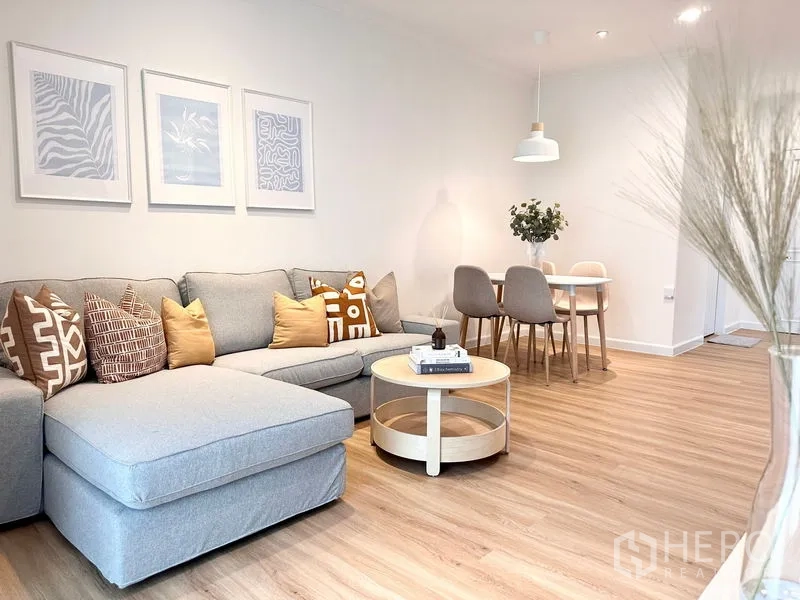 คอนโด ให้เช่าในKhlong San, Bangkok - มุมนั่งเล่นอบอุ่นด้วยโซฟาเข้ามุม กรอบรูป และชุดรับประทานอาหาร