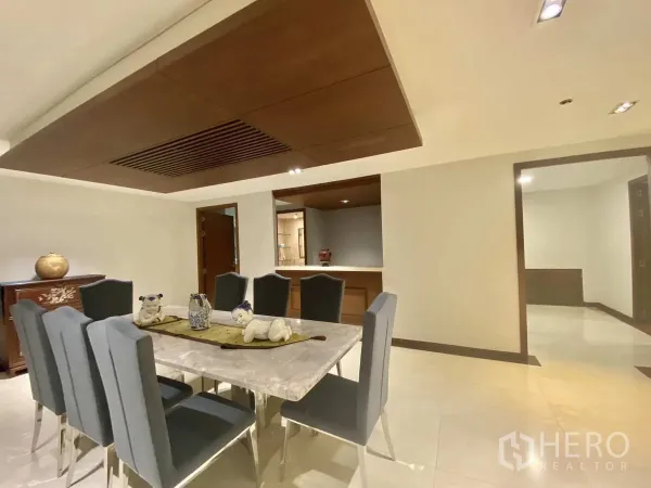 คอนโด ให้เช่าหรือขายในWatthana, Bangkok - มุมรับประทานอาหารสไตล์โมเดิร์น โต๊ะหินอ่อน เก้าอี้ 8 ที่นั่ง เพดานไม้