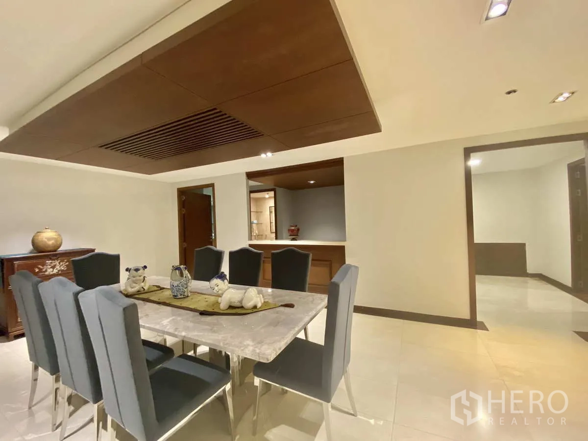 คอนโด ให้เช่าหรือขายในWatthana, Bangkok - มุมรับประทานอาหารสไตล์โมเดิร์น โต๊ะหินอ่อน เก้าอี้ 8 ที่นั่ง เพดานไม้