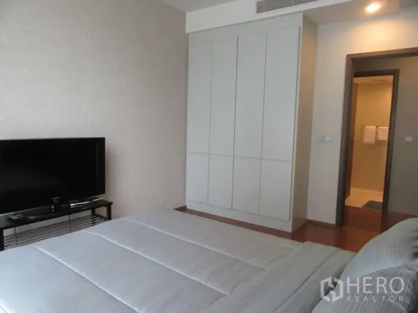 公寓 出租或出售在Watthana, Bangkok - 卧室配电视柜、通顶衣柜及通往套卫的门口。