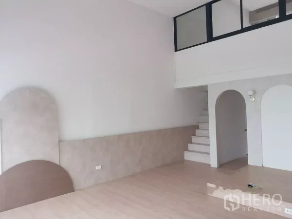 พื้นที่ขายปลีก ให้เช่า - มุมด้านข้างของร้าน พร้อมชั้นลอยและบันได พื้นลามิเนตลายไม้