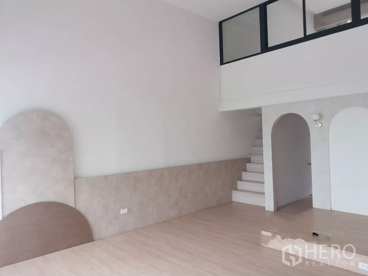 พื้นที่ขายปลีก ให้เช่า - มุมด้านข้างของร้าน พร้อมชั้นลอยและบันได พื้นลามิเนตลายไม้