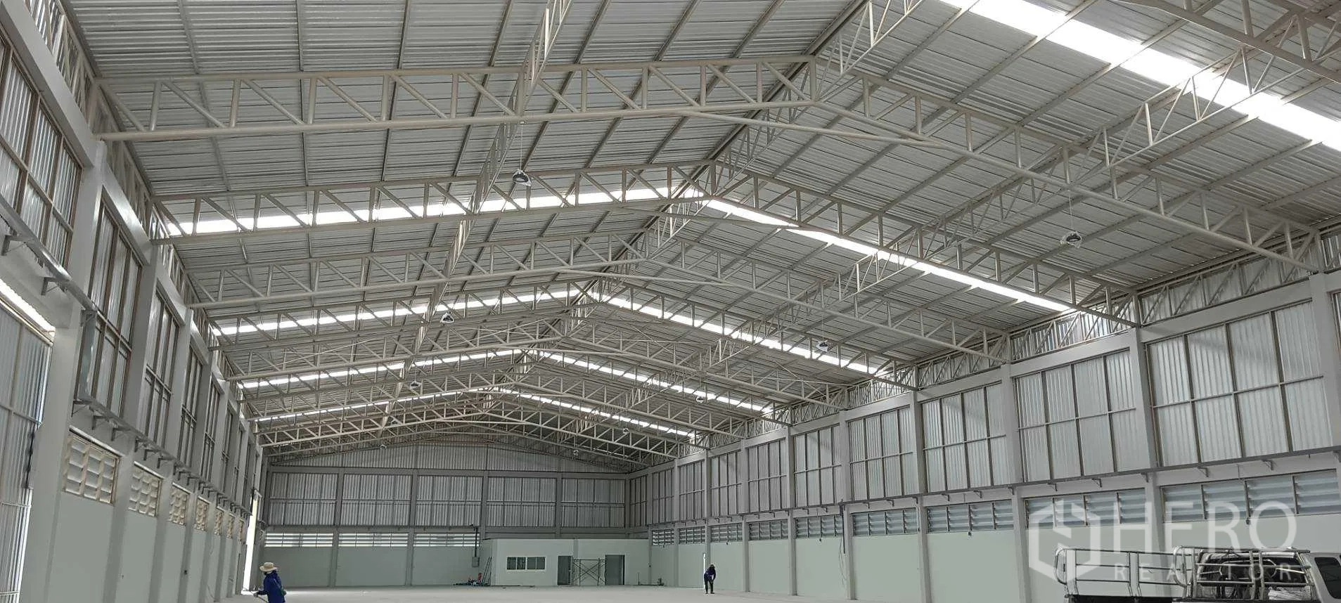 货栈 出租或出售在Lam Luk Ka, Pathum Thani - 大开间储存大厅，光滑地面与通风百叶。