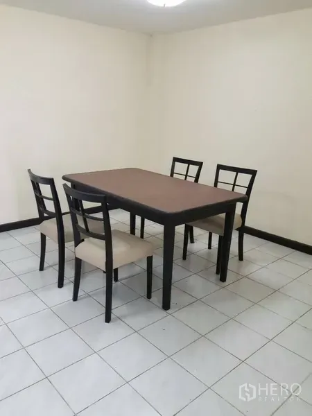 联排别墅 出租在Watthana, Bangkok - 餐区，长方形餐桌与四把椅子，瓷砖地面