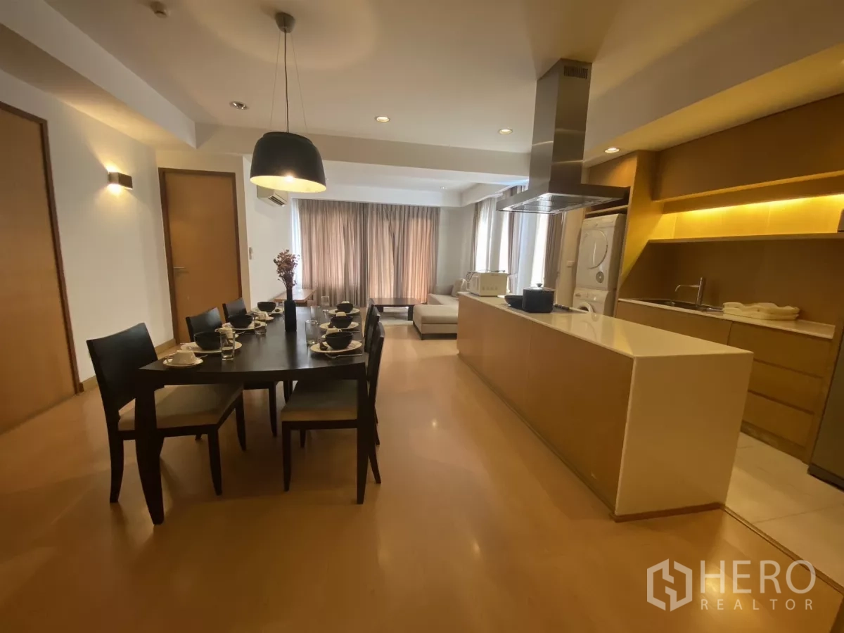 คอนโด ให้เช่าในWatthana, Bangkok - โซนรับประทานอาหาร 6 ที่นั่ง ข้างเคาน์เตอร์ไอส์แลนด์ครัวและมุมนั่งเล่น พื้นไม้โทนอุ่นและโคมไฟห้อย